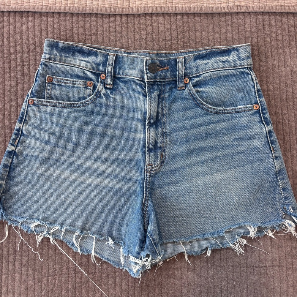 American Eagle High Rise Medium Wash Denim Cutoff Shorts – Size 6